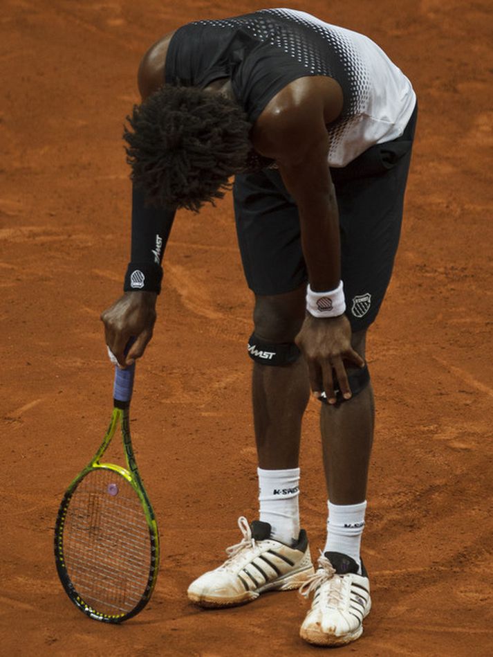 Gael Monfils var orðinn mjög lasinn í annarri hrinu.