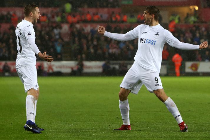 Fernando Llorente fagnar fyrra marki sínu með besta manni Swansea, Gylfa Þór Sigrðssyni.