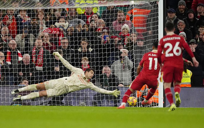 Stefan Ortega, markvörður Manchester City, kom engum vörnum við þegar Mohamed Salah skoraði úr vítaspyrnu fyrir Liverpool í leik liðanna á Anfield í gær.