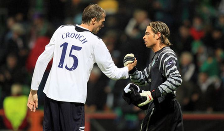 Peter Crouch heilsar upp á Tim Wiese.