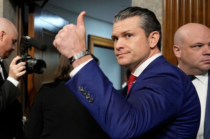 Hegseth verður settur inn í embættið í dag. 