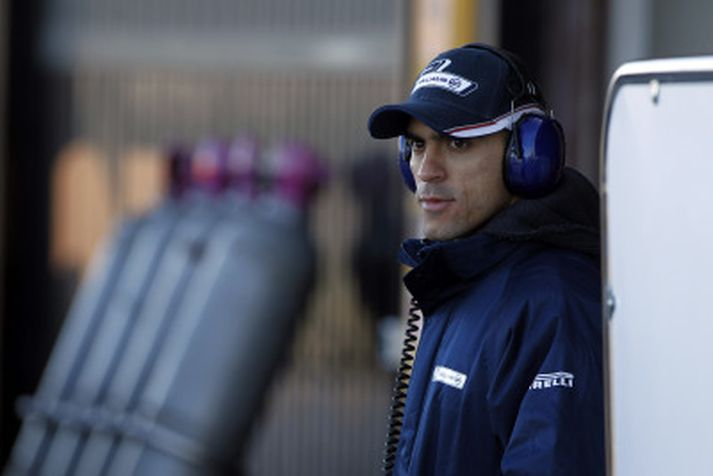 Pastor Maldonado varð að fylgjast með í dag, en fær að keyra Williams bílinn á morgun.