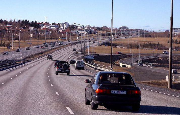 umferð
Stjórnvöld munu auka framlög til vegaframkvæmda á næsta ári.