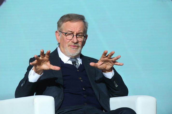 Steven Spielberg er hér mögulega að útskýra hvernig hann þarf einungis að snerta handrit til að breyta því í peninga.