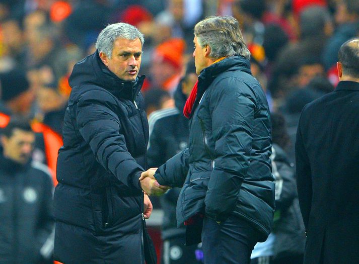 Mourinho þakkar Roberto Mancini, þjálfara Galatasaray, fyrir leikinn.