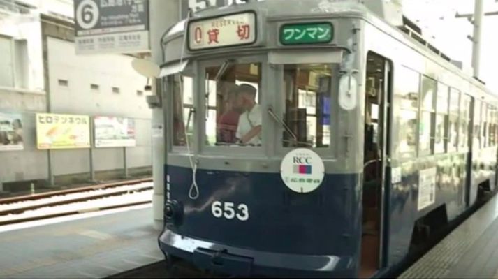 Þessi aldni sporvagn í Hiroshima er stráheill þrátt fyrir  atómsprengjuna árið 1945.