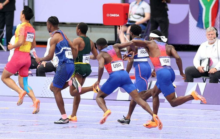 Christian Coleman reynir af veikum mætti að rétta Kenneth Bednarek keflið í hlaupinu í gær.