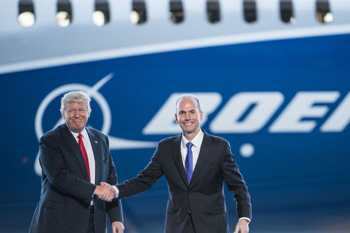 Donald Trump Bandaríkjaforseti og Dennis Muilenburg forstjóri Boeing á frumsýningarviðburði fyrir nýja þotu úr smiðju flugrisans í febrúar síðastliðnum.