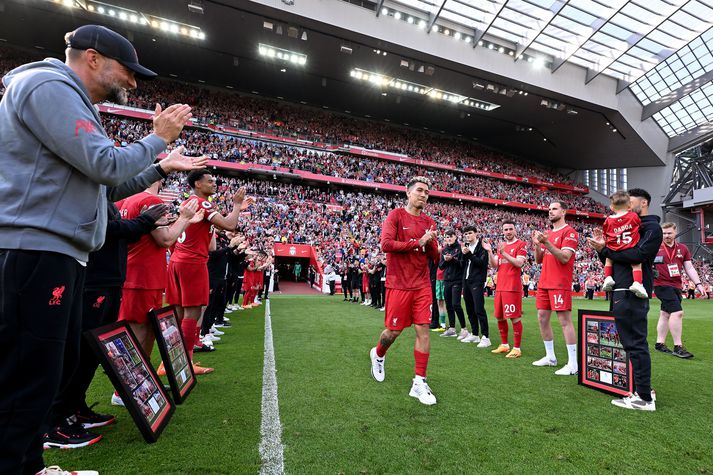 Roberto Firmino skoraði í lokaleiknum sínum á Anfield og fékk heiðursvörð eftir leik.