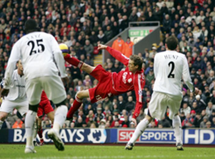 Peter Crouch sést hér við það að skora fyrsta mark Liverpool gegn Bolton í dag. Markið var einstaklega glæsilegt og nánast endurtekning á marki sem hann skoraði í Meistaradeildinni fyrir ekki svo löngu síðan.