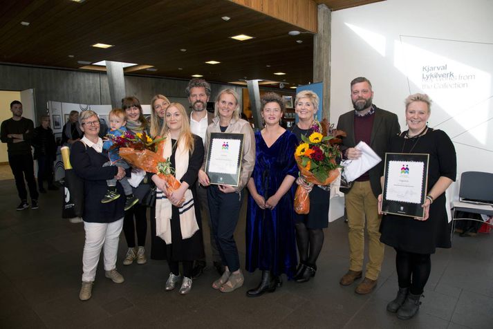 Dagur B. Eggertsson borgarstjóri afhenti fulltrúum skólanna Menningarfánann við líflega athöfn á Kjarvalsstöðum þar sem menningarstofnanir borgarinnar héldu stefnumót og kynntu fræðslustarf sitt á komandi skólaári.