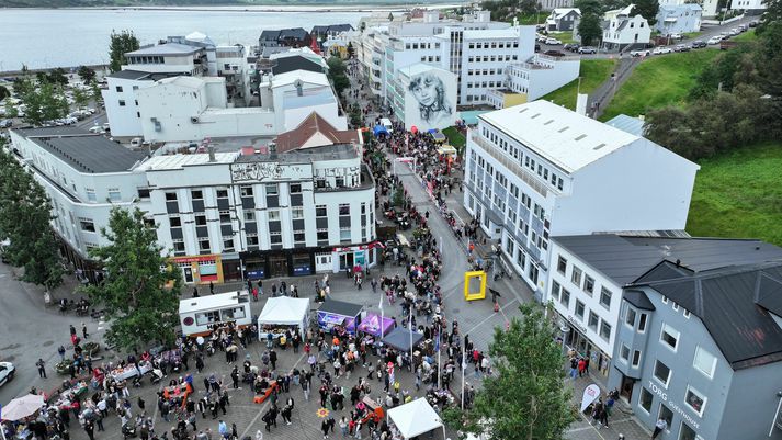 Árásin átti sér stað í miðbæ Akureyrar aðfaranótt laugardags. Verslunarmannahelgin fór að öðru leyti vel fram, að sögn lögreglu. 