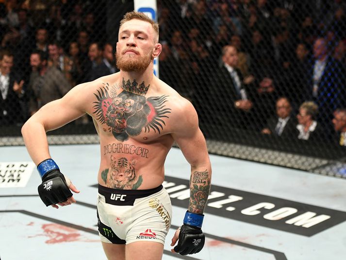 Conor McGregor er ekki lengur handhafi tveggja belta hjá UFC.