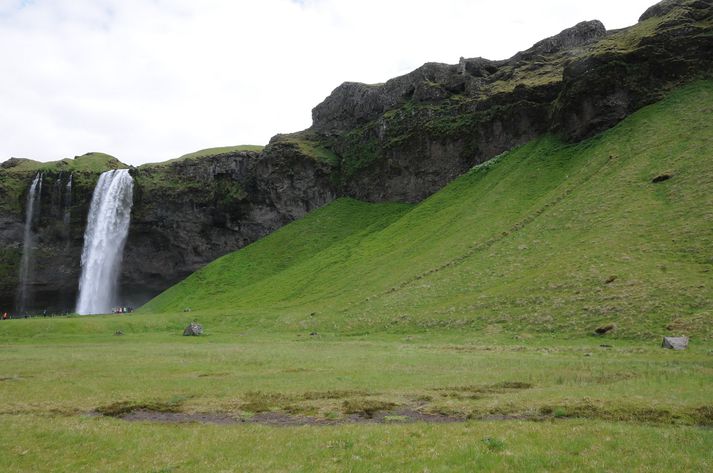 Hlíðin sem drengurinn og móðir hans gengu upp sunnan meginn við fossinn.