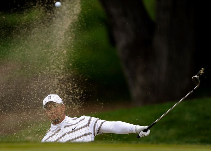 Tiger Woods slær hér úr sandglompu á þriðja keppnisdegi Chevron mótsins.