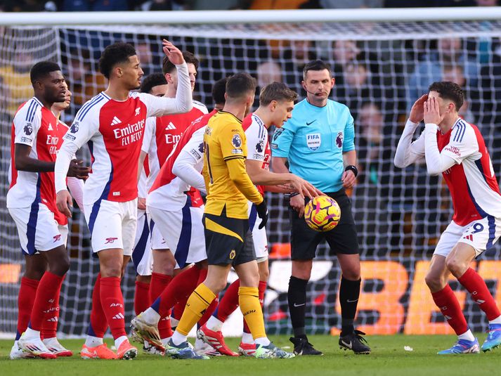 Leikmenn Arsenal mótmæltu rauða spjaldinu harðlega en Michael Oliver lét sér fátt um finnast.