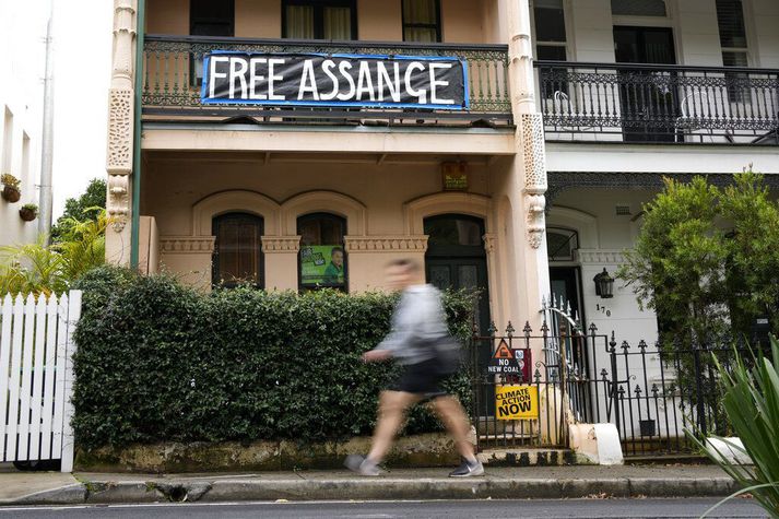 Borði til stuðnings Julian Assange í Sydney.
