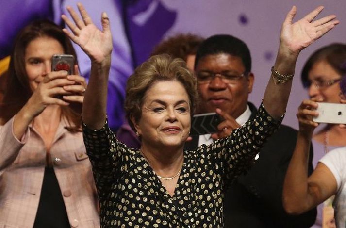 Dilma Rousseff lætur strax af störum en verði hún fundin sek verður henni vikið formlega úr embætti.