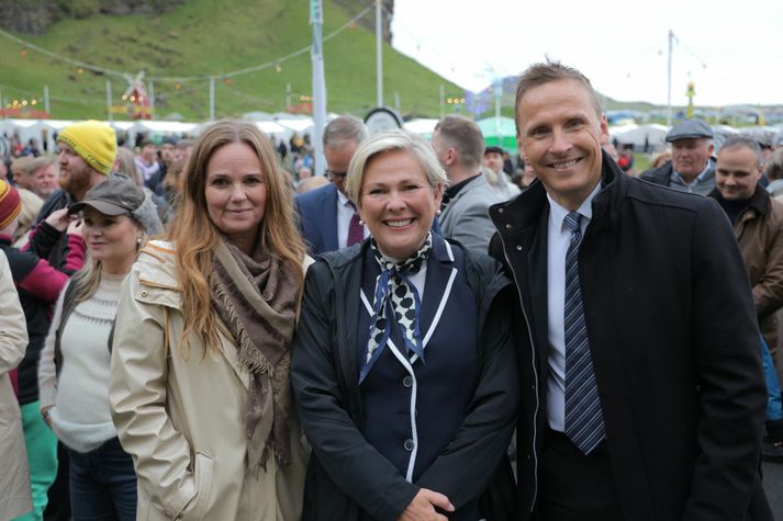 Íris Róbertsdóttir bæjarstjóri Vestmannaeyja, Halla Tómasdóttir forseti, og Björn Skúlason eiginmaður forseta. Lilja Alfreðsdóttir Menningar- og viðskiptaráðherra er í bakgrunninum vinstra megin.