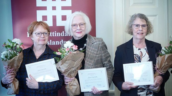Kristín, Jóhanna i Esther zostały honorowymi członkiniami Islandzkiego Stowarzyszenia Praw Kobiet