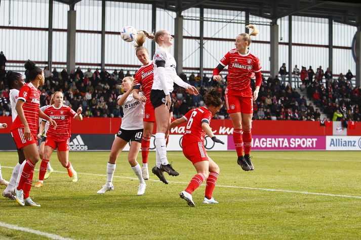 Glódís Perla Viggósdóttir kemur á ferðinni og skömmu síðar hafði hún skallað boltann í markið og komið Bayern München í 1-0.