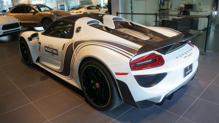 Porsche 918 Spyder er 887 hestafla ofursportbíll sem er 2,5 sekúndur í 100.