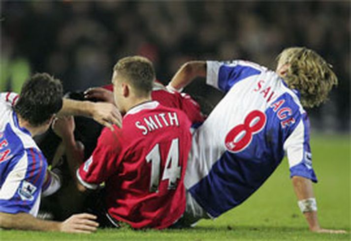 Mikill hiti var í leiknum í kvöld og fengu þeir Wayne Rooney, Alan Smith og Robbie Savage allir að líta gult spjald eftir samstuðið sem sést á myndinni