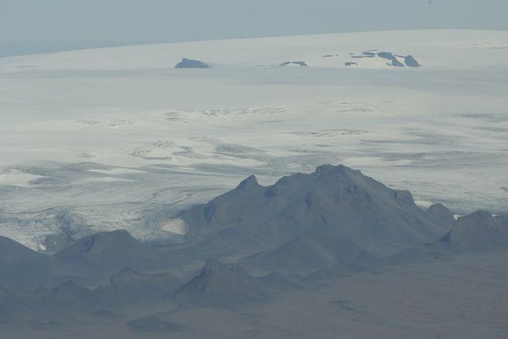 Jarðskjálftahrinan varð í sunnanverðum Langjökli.