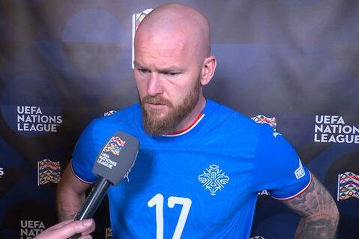 Aron Einar Gunnarsson tók við fyrirliðabandinu þegar Orri Óskarsson fór af velli á 65. mínútu í kvöld en missti það svo þegar hann fékk rautt spjald aðeins fjórum mínútum síðar.