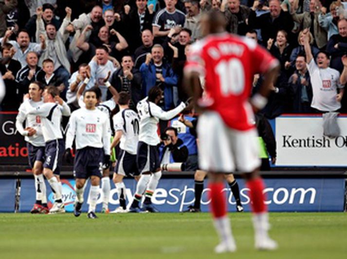 Darren Bent, leikamaður Charlton, horfir hér á leikmenn Tottenham fagna öðru marki sínu.