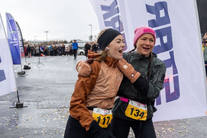 Elísa Kristinsdóttir og Mari Järsk hlupu saman heila 56 hringi í bakgarðshlaupinu í Öskjuhlíð í vor.