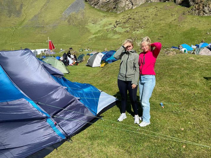 Jómfrúarþjóðhátíð Kristínar og Köru byrjar hressilega með hávaðaroki og mígandi rigningu.