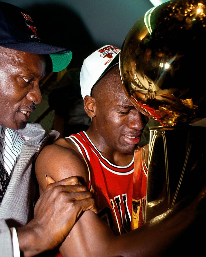Michael Jordan með föður sínum James og með NBA-bikarinn í fangið eftir sigur Chicago Bulls árið 1991.