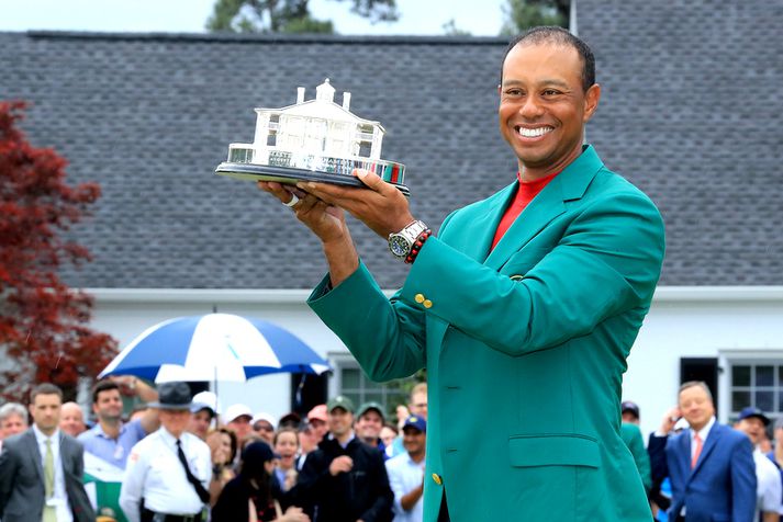 Tiger Woods með verðlaunagripinn fyrir Masters.