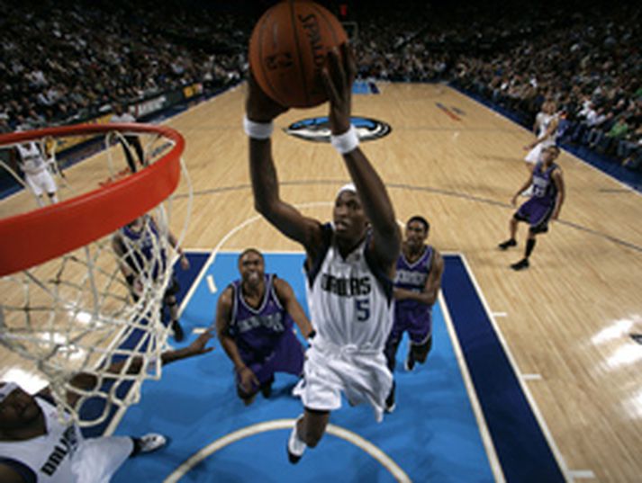 Josh Howard hjá Dallas treður knettinum í körfu Sacramento í leik liðanna í nótt. Dallas er á fljúgandi siglingu í NBA-deildinni.