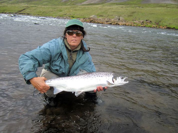 Agnes Viggósdóttir með fallegan lax úr Svalbarðsá