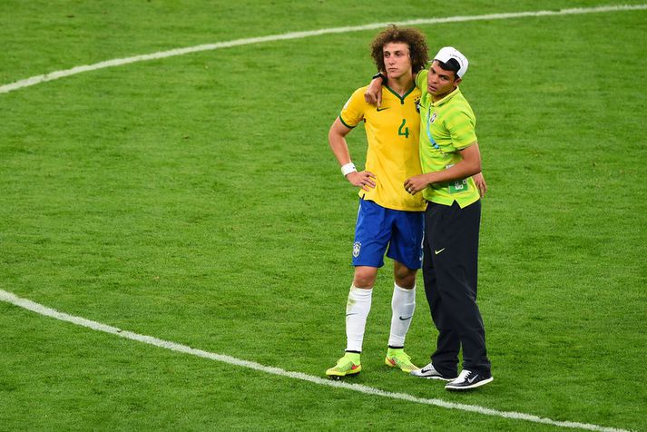 Thiago Silva hughreystir David Luiz eftir leikinn á móti Þjóðverjum á HM 2014.