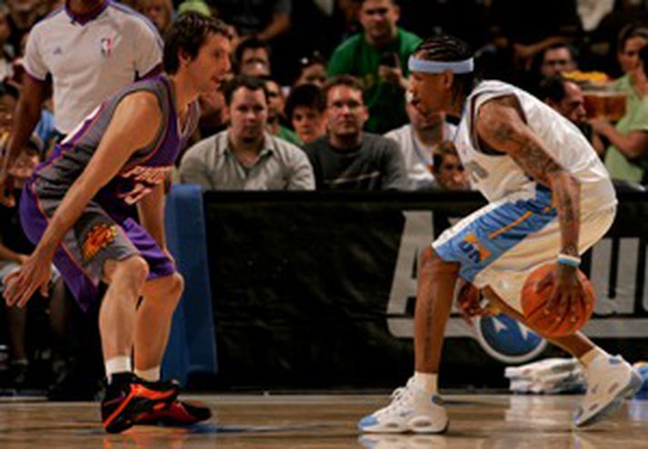 Steve Nash og félagar í Phoenix réðu ekkert við Allen Iverson í nótt, en hann skoraði 44 stig og hitti úr 16 af 22 skotum sínum