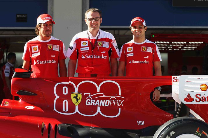 Stefano Domenicali með ökumenn sína sér við  hlið, þá Fernando Alonso og Felipe Massa þegar Ferrari fagnaði 800 mótinu í Formúlu 1 í Istanbúl.