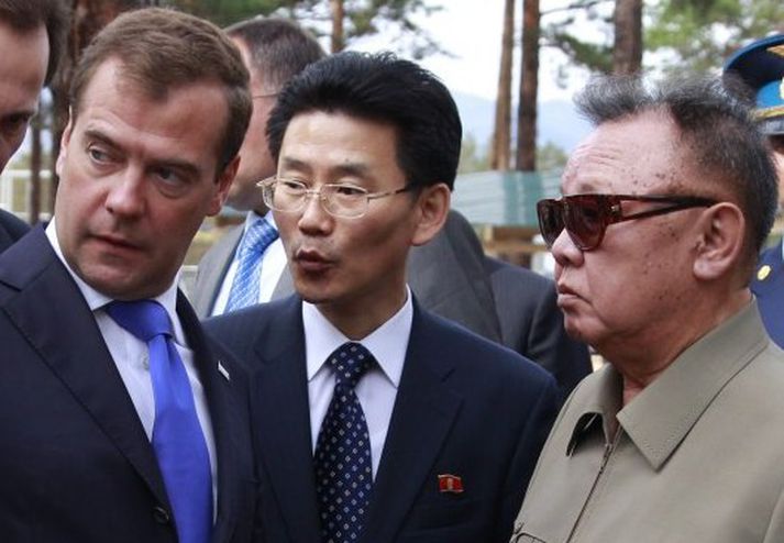 Medvedev (vinstri) og Kim Jong-il (hægri) áttu fund í dag.