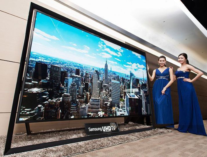 Á þessari mynd frá Samsung stilla fyrirsætur sér upp við nýtt 110 tommu UHD TV risasjónvarp fyrirtækisins, sem Samsung segir að sé með fjórum sinnum meiri upplausn en hefðbundin HD-sjónvörp. 