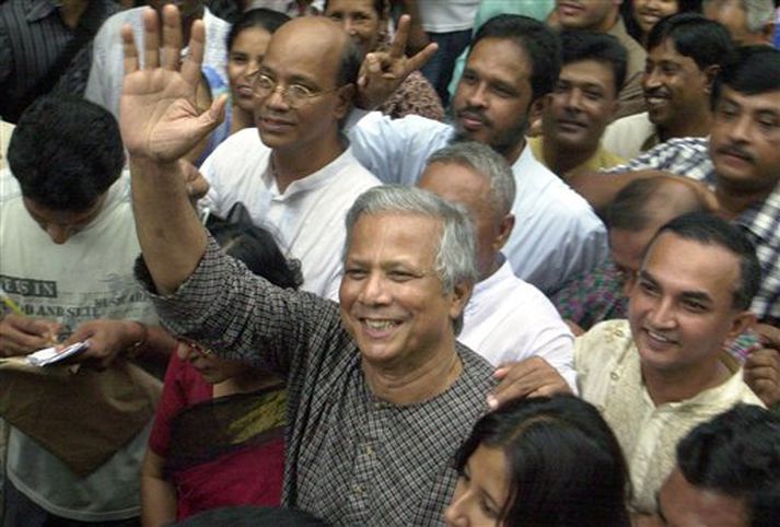 Mohammad Yunus var ákaft fagnað í heimaborg sinni Dhakar í Bangladess eftir að í ljós kom að hann hafði hlotið friðarverðlaun Nóbels.