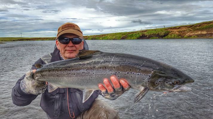 Halldór Gunnarsson með flottann lax úr Eystri Rangá í morgun