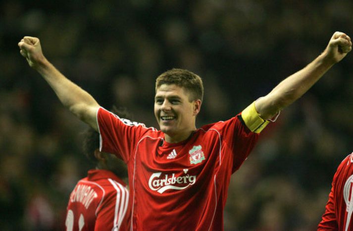 Steven Gerrard fagnar marki sínu í gær.