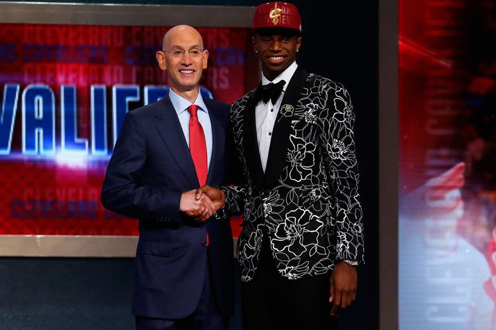 Andrew Wiggins og Adam Silver, framkvæmdarstjóri NBA-deildarinnar.