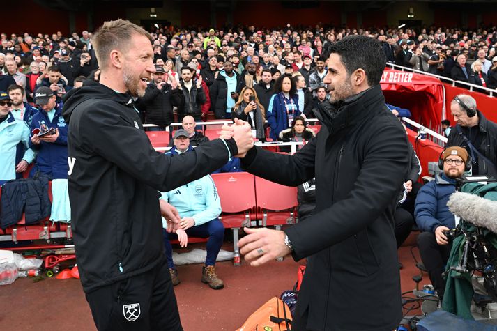 Graham Potter heilsar Mikel Arteta, knattspyrnustjóra Arsenal, en sá franski var ekki alveg eins brosmildur eftir leik.