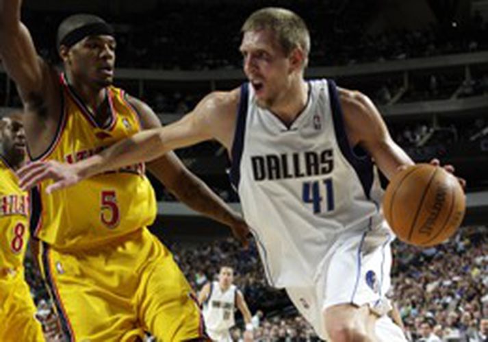 Dallas er á sögulegri sigurgöngu í NBA í vetur og hér keyrir Dirk Nowitzki að körfu Atlanta í nótt