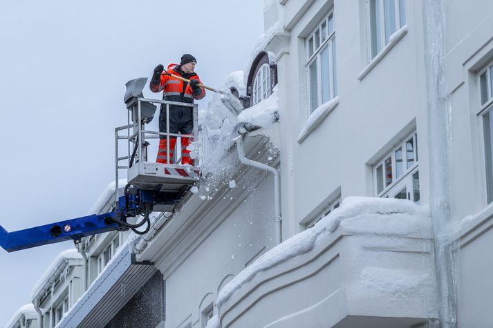 Harry Þór Hólmgeirsson hreinsaði snjó af þaki hótelsins 1919 í Hafnarstræti í Reykjavík í gær. 