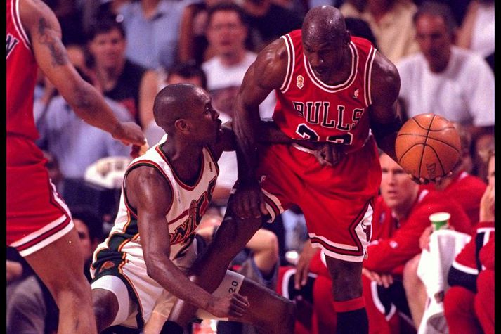 Gary Payton að dekka Michael Jordan.