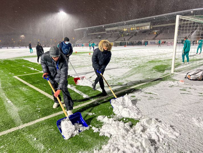 Snjókoma getur átt það til að setja sinn svip á leiki, eins og til að mynda á Kópavogsvelli fyrir þremur árum, þegar Breiðablik mætti Real Madrid í Meistaradeild kvenna.